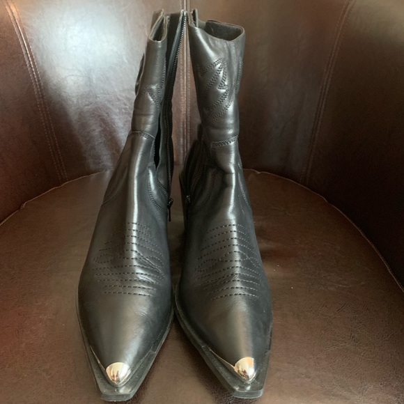 Woman’s leather black boots. - Picture 2 of 4